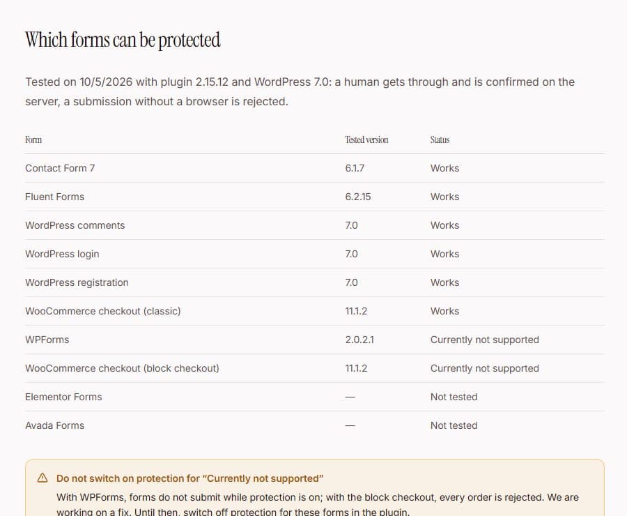 Tabellen »Hvilke formularer kan beskyttes« i WordPress-guiden: Contact Form 7, Fluent Forms, WordPress-kommentarer, login, registrering og den klassiske WooCommerce-kasse virker; WPForms og blokkassen understøttes i øjeblikket ikke; Elementor Forms og Avada Forms er ikke testet