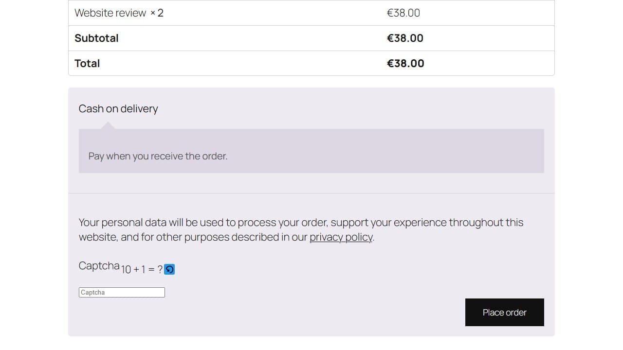 Ordreoversigten i den klassiske WooCommerce-checkout: produktet „Website review × 2“ med subtotal og total på 38,00 euro, betalingsmetoden „Cash on delivery“, privatlivsmeddelelsen, captchaen „Captcha 10 + 1 = ?“ med genindlæsningsknap og svarfelt og en sort knap „Place order“